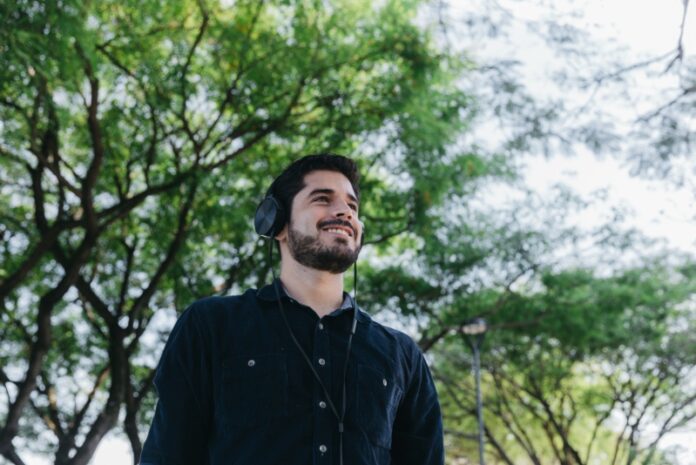 Hombre feliz en estado de bienestar emocional.