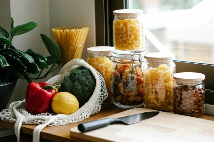 Distintos tipos de pastas y verduras para hacer comidas fáciles y rápidas.