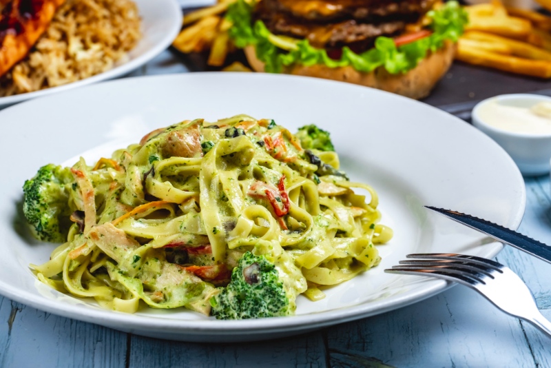 Pasta con salsa de aguacate, una comida fácil y rápida.