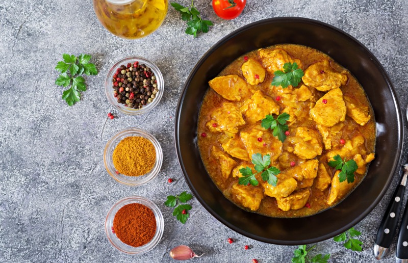 Pollo al curry, una comida fácil y rápida.