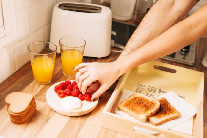 Manos preparando desayunos saludables.