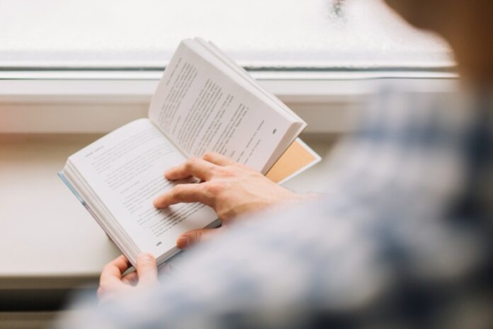 Hombre leyendo. Hábito de lectura.