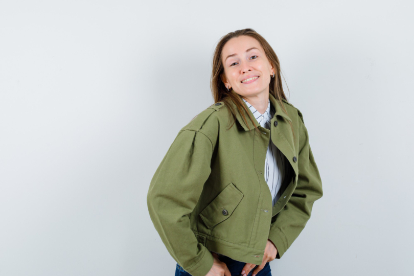 Mujer vistiendo ropa verde oliva de moda en el invierno 2024.