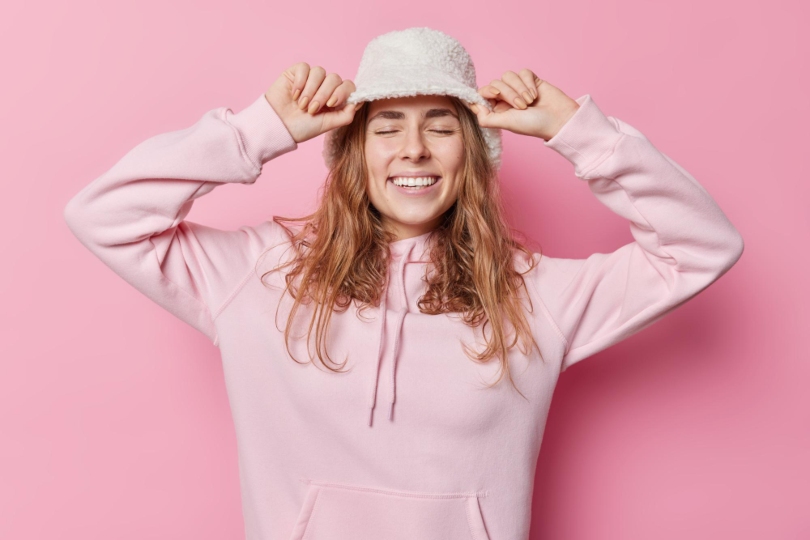 Mujer vistiendo ropa rosa pálido de moda en el invierno 2024.