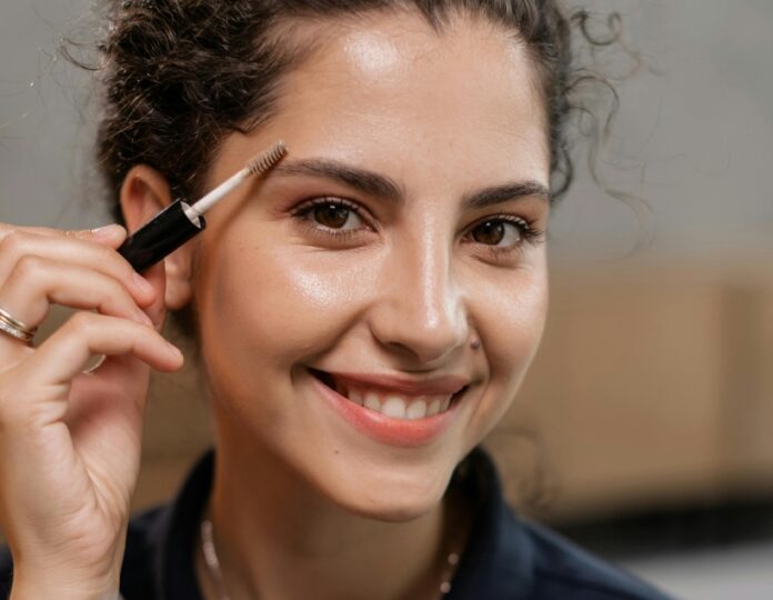 Mujer utilizando rímel. Artículo sobre tips de belleza.