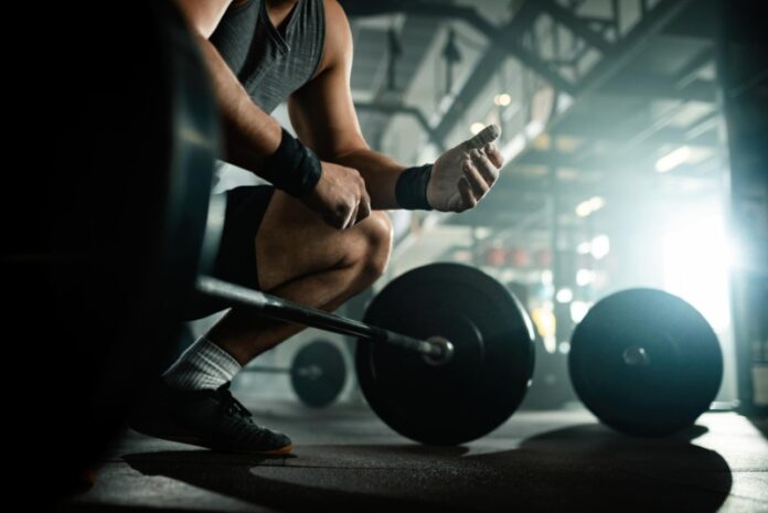 Hombre con barra, aumentar masa muscular.